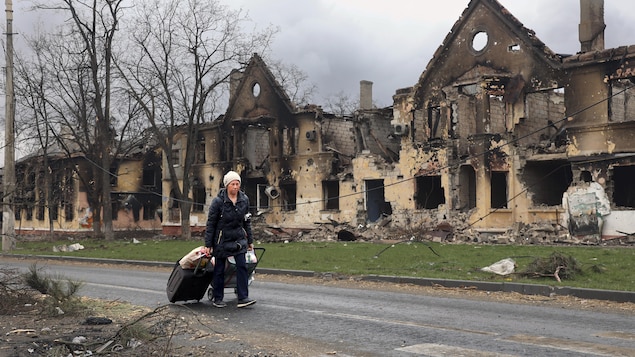Ruines laissées par les combats dans la ville ukrainienne de Marioupol.