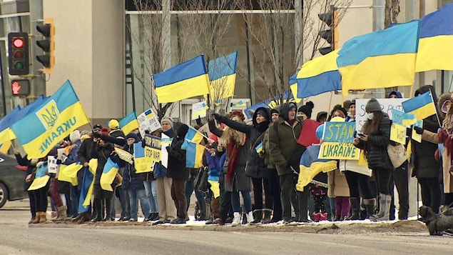 Une marée bleue et jaune déferle dans les rues d’Edmonton pour soutenir l’Ukraine