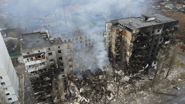 Une vue aérienne d’un bâtiment détruit par un bombardement.