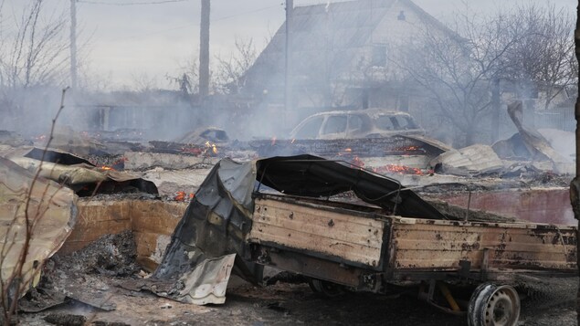 Des débris calcinés jonchent le sol après une attaque russe à Kiev.