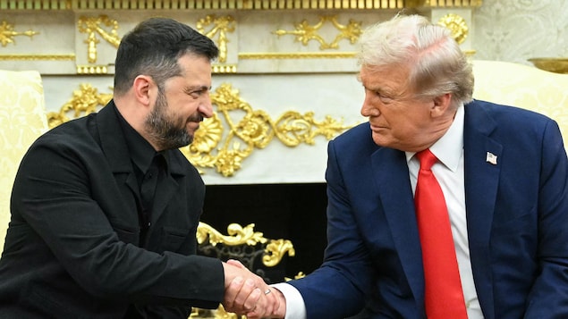 مصافحة في البيت الأبيض اليوم بين الرئيس الأميركي دونالد ترامب (ألى اليمين) والرئيس الأوكراني فولوديمير زيلينسكي.