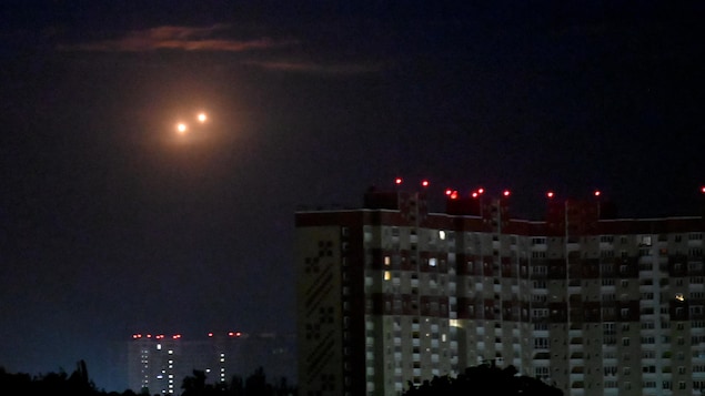 La défense aérienne ukrainienne tire sur des drones russes lors d'une attaque nocturne sur Kiev le 23 juin.