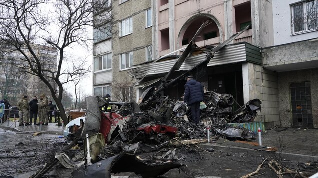 Les décombres d'un hélicoptère dans les rues de Brovary, en banlieue de Kiev.