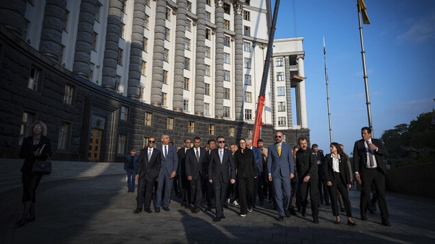 L’Ukraine montre les dégâts aux diplomates après la plus importante attaque russe