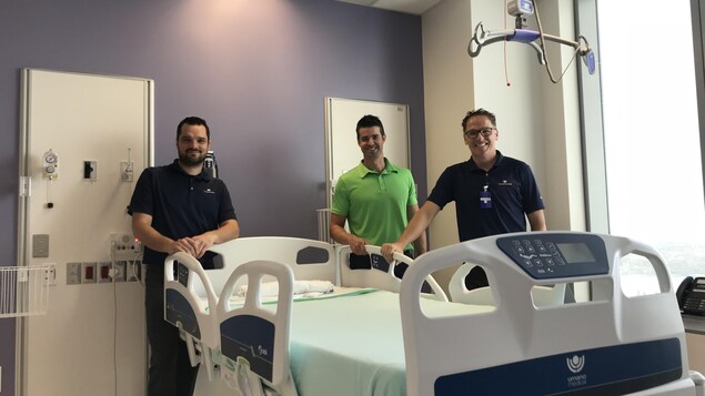 Des employés d'Umano Medical ont complété l'installation de leurs lits au nouveau CHUM à Montréal Des employés d'Umano Medical ont complété l'installation de leurs lits au nouveau CHUM à Montréal