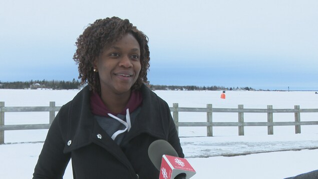 Sandra Umuhire interviewée devant la baie recouverte de glace. Sandra Umuhire interviewée devant la baie recouverte de glace.