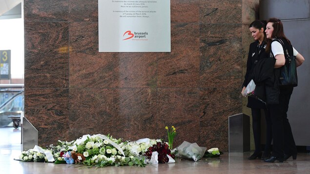 Des fleurs déposées dans le hall des départs de l'aéroport de Zaventem à Bruxelles, en Belgique