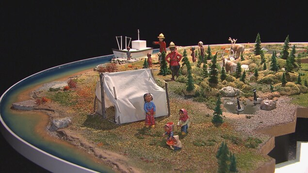 Différents personnages sont exposés sur une plate-forme qui représente la forêt. Différents personnages sont exposés sur une plate-forme qui représente la forêt.
