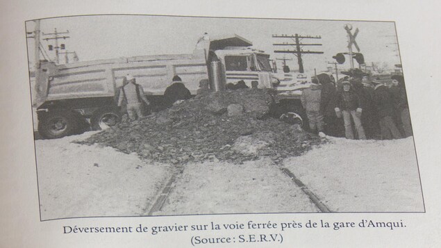 camion et gravié sur une voie ferrée. camion et gravié sur une voie ferrée.