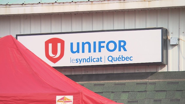 Enseigne extérieure sur un bâtiment avec la mention Unifor le syndicat Québec.