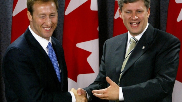 Peter MacKay et Stephen Harper, en 2003. Peter MacKay et Stephen Harper, en 2003.