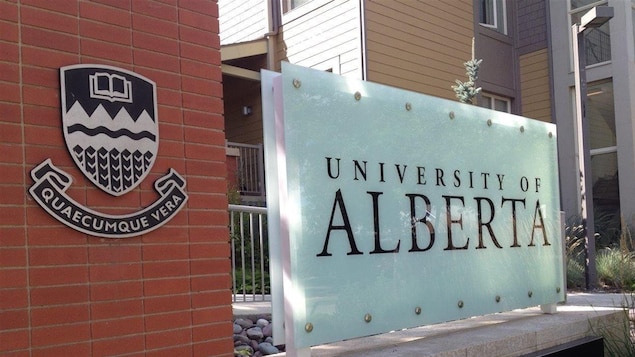 لافتة تحمل اسم جامعة ألبرتا في إدمونتون عند مدخل الجامعة. 
