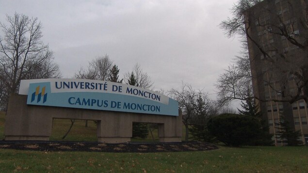 L'entrée du campus universitaire de l'Université de Moncton.