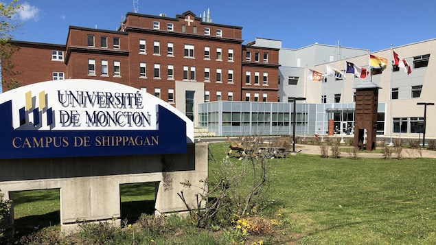 Enseigne et bâtiments du campus de Shippagan de l'Université de Moncton le 8 juin 2019.