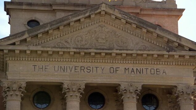 Devanture d'un bâtiment de l'Université du Manitoba.