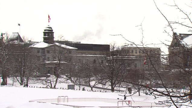 Vue des bâtiments du campus avec une patinoire à l'avant-pan