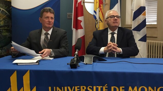 Edgar Robichaud et Raymond Théberge donnant une conférence de presse Edgar Robichaud et Raymond Théberge donnant une conférence de presse