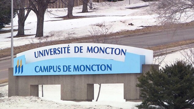 Enseigne de l'Université de Moncton en hiver.