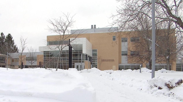 Le bâtiment vu de loin, dans la neige.