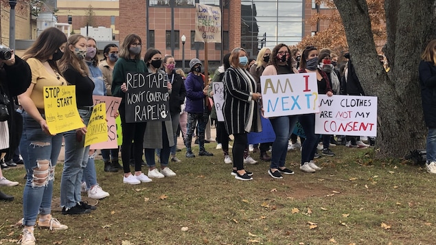 Des manifestantes brandissent des pancartes dénonçant des agressions sexuelles.