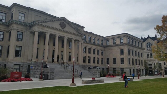 Le pavillon Tabaret de l'Université d'Ottawa, en été.