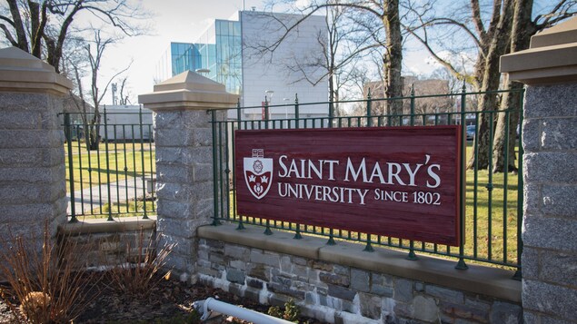 Enseigne et clôture à l'entrée du campus universitaire.