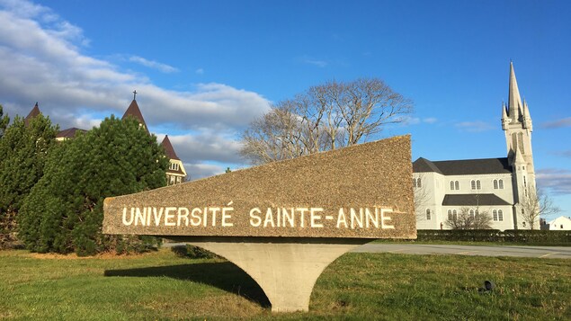 Photo devant l'Université Sainte-Anne le 1er novembre 2019.