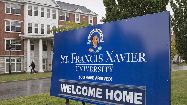 Un panneau à l'une des entrées du campus de l'Université St. Francis Xavier, à Antigonish.