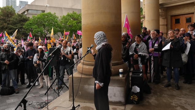 متظاهرون داعمون للفلسطينيين في جامعة تورونتو تجمعوا صباح اليوم للإعلان عن رفضهم إزالة المخيم الاحتجاجي من حرم الجامعة. 