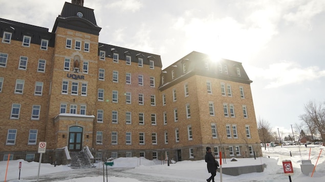 La façade de l'université.