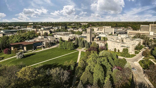 Vue aérienne de l'université avec un grand par Vue aérienne de l'université avec un grand par