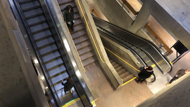 Vue en contre-plongée des escaliers à l'UQAM.