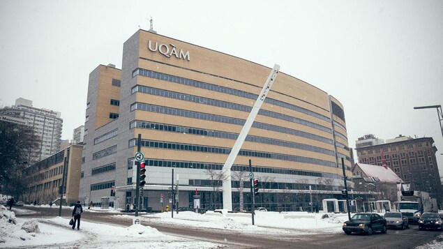 Quelques flocons de neige tombent sur le pavillon Président-Kennedy de l'UQAM, au centre-ville de Montréal.