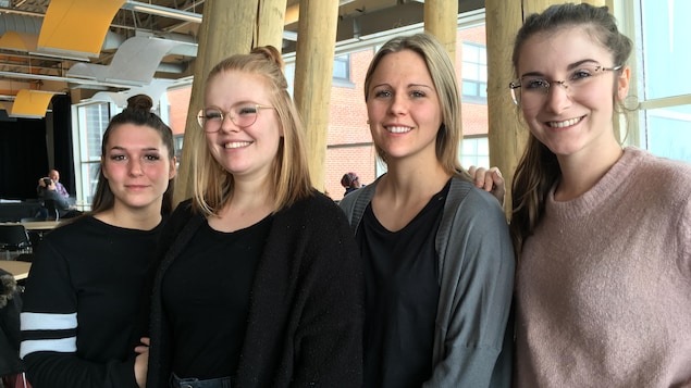 Quatre étudiantes sourient à la caméra. Quatre étudiantes sourient à la caméra.