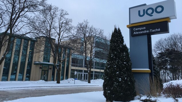 Une pancarte de l'UQO trône devant le campus Alexandre-Taché.