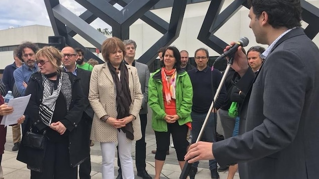 La ministre de l'Enseignement supérieur Hélène David lors de son passage à l'UQTR pendant le lock-out. La ministre de l'Enseignement supérieur Hélène David lors de son passage à l'UQTR pendant le lock-out.