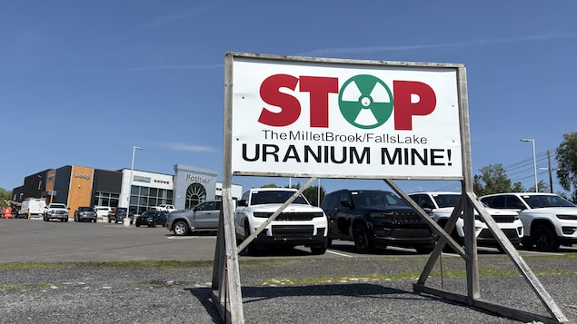 Une pancarte porte un message pour demander l'arrêt des projets d'exploitation de l'uranium.