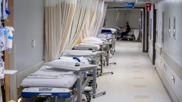Des civières alignées et un patient.