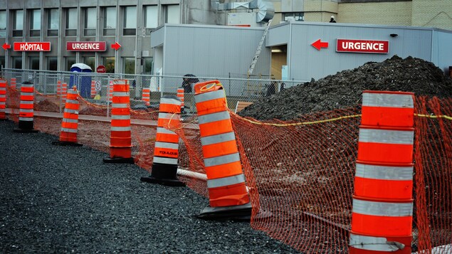 Les nouveaux garages pour les ambulances sont construits à l'avant de l'urgence pour permettre la construction du Pavillon Enfant-Soleil. Les nouveaux garages pour les ambulances sont construits à l'avant de l'urgence pour permettre la construction du Pavillon Enfant-Soleil.