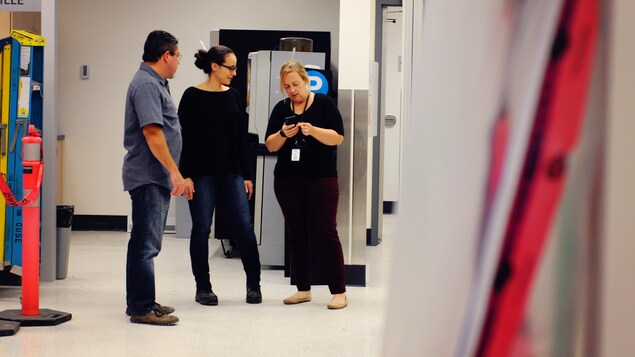 Claudie Gagnon, coordonnatrice des urgences du CIUSSS de l'Estrie-CHUS, est en discussion avec François Laurin, assistant infirmier chef et Catherine Duquette-Morency, conseillère en bâtiment. Claudie Gagnon, coordonnatrice des urgences du CIUSSS de l'Estrie-CHUS, est en discussion avec François Laurin, assistant infirmier chef et Catherine Duquette-Morency, conseillère en bâtiment.