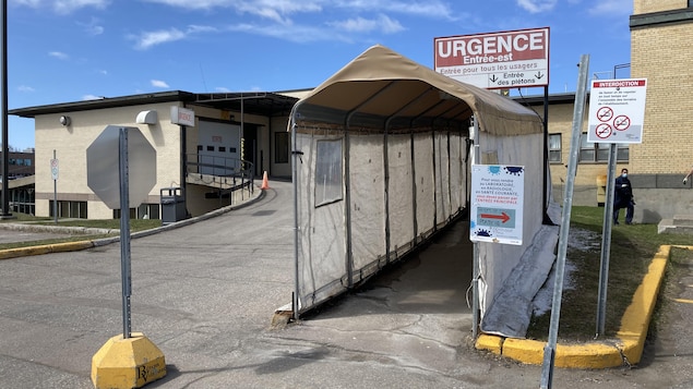 L'entrée du public de l'urgence de l'Hôpital de Jonquière.
