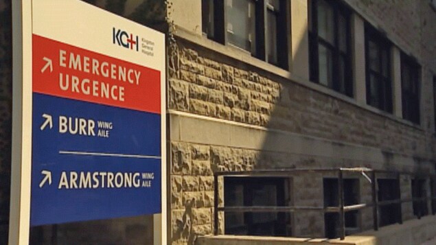 Photo d'une pancarte bleue et rouge donnant des indications pour se rendre à l'urgence et à d'autres ailes d'un hôpital. Photo d'une pancarte bleue et rouge donnant des indications pour se rendre à l'urgence et à d'autres ailes d'un hôpital.
