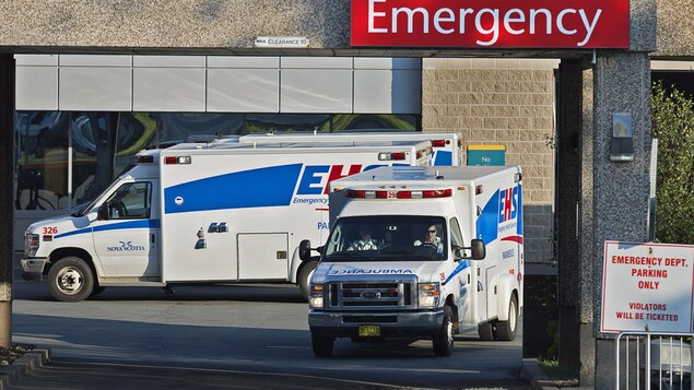 Deux ambulances devant l'entrée d'un hôpital.