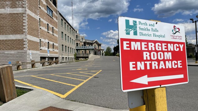 لافتة تدل إلى مدخل قسم الطوارئ في مستشفى بيرث في أونتاريو.