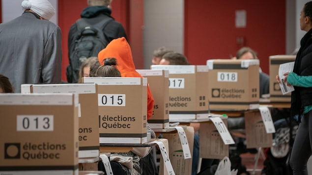 Des urnes.
