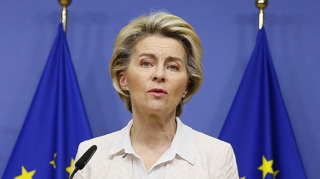 Ursula von der Leyen à un micro.