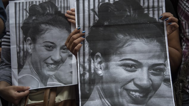 Gros plan en noir et blanc d'une jeune femme souriante. Gros plan en noir et blanc d'une jeune femme souriante.