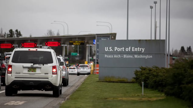 Mga sasakyan na papasok ng U.S. sa Douglas-Peace Arch border crossing.