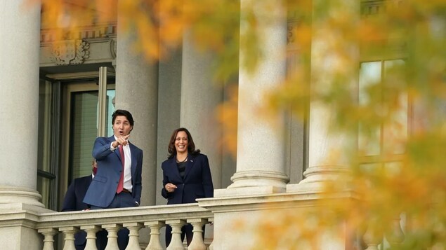 Justin Trudeau kasama si Kamala Harris sa balkonahe.