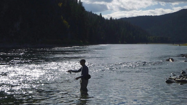 Un pêcheur lance sa ligne à l’eau dans la rivière Kootenai, en aval du réservoir Koocanusa, près de la frontière entre les États du Montana et de l'Idaho, aux États-Unis, le 19 septembre 2014.